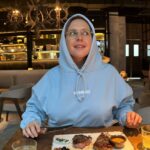 Mariya Shumakova Instagram - Я вчера «хвасталась» в сторис стейком на завтрак🥩. Ну так вот действительно, мясо хочется нон-стоп, это при том, что я 8 лет была вегетарианка и в целом, мясо не жалую. (С ферритином/железом все норм)🧞‍♀️ А вот первые три месяца, я совершенно не воспринимала сладкое. Хоть я и обожаю все сахарное! Вот это был подарок, конечно! Не хотеть пирожное!🧁🧁🧁 А как у вас менялись предпочтения в еде?🤰🏻Что-то было кардинальное? Москва • Moscow