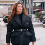 Mariya Shumakova Instagram - И еще немного зимнего. Рубрика #пуховик Ох! Как хорошо, что мех не в моде. Да и надевать, (мне) ну как-то дико…🦁 Хотя помню за тремя бокалами шампанского в Сен-Тропе купила летом шубу. З-а-ч-е-м? Это я к тому, что если в моменте ооооочень что-то хочется, вы подумайте хорошенько, а оно вам действительно надо? И Вам ли это хочется? Точно именно Вам? Или в Вас говорит ваша глубокоуважаемая матушка, размытый «социум» или чего хуже подхваченная «хотелка» из соц.сетей? Мне совершенно точно не нужна шуба. Но модные пуховики я люблю, что уж тут…#определилась Russia