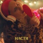 Mariya Shumakova Instagram - А кто не успел посмотреть в новогодние праздники, на @wink.russia ♥️ сериал для всей семьи «Недетское кино»! Сказка, психология, все как мы любим)))