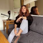 Mariya Shumakova Instagram - Помните Старуху из «Сказки о рыбаке 🐡и рыбке». Ну как можно было профигачить ТАКИЕ возможности? На поверхности тотальная неблагодарность пространству и желание быть владычицей (Богом). Но главное, ей всегда мало! Когда цель во внешнем признание - голод только увеличивается. (Это я точно ЗНАЮ) Ещё 💰 ещё, ещё. И уже тошнит, а насытиться никак не можешь. Это про зависимости, про славу, про богатство. Вот может если бы старуха почаще обращалась к своим чувствам🌬, выстраивала отношения со стариком, искала силу в любимом деле, то и с рыбкой бы получилось всё благополучно? Жили бы старик со старухой в прекрасном доме у моря, со стиральной машинкой и покоем в душе. Happy end.