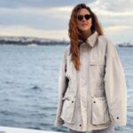 Mariya Shumakova Instagram - Хочешь жить- умей крутиться и повышать уровень серотонина в крови. 🩸 Погружаться глубоко и надолго в грусть/печаль- дело бесполезное. Уныние- большой грех. Бог старался- нас создавал, а мы тут ходим недовольные, понурые. Но… Когда хочется, когда есть причина (иногда пусть и в глазах общественности ничтожная) можно и нужно погрустить, включить режим драмы.🧙🏻‍♀️ Привычка отказываться от теневых чувств, по-моему, приводит к натянутой улыбке и неврозам. Вот видела я неоднократно адептов «позитивного» мышления с нервным тиком. Недавно провела 10 часов в дороге, на перекладных, ещё и с чемоданом 32 кг. Трагедии нет, но вечером от усталости было таааааак грустно… Поплакала хорошенько, с надрывом. И сразу «…жизнь хороша. И жить хорошо». И можно на людей без повода не бросаться. А вы, часто плачете? Как негативные эмоции выпускаете?
