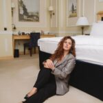 Mariya Shumakova Instagram - Люблю встречать Новый Год в отеле, с захватывающим видом из окна и грандиозными планами в сердце.🐎 Загадываешь желание в атмосфере заботы и роскоши, так сказать программируешь пространство на изобилие. Люблю @hotelbaltschug Сказочный, шикарный и одновременно уютный… С совершенно дивным видом на Храм Василия Блаженного, Москву- реку и даже колокольня Ивана Великого передаёт по утрам привет! Мне здесь плодотворно мечтается... И кстати, на рождественский ужин в сочельник тоже приятно заглянуть @hotelbaltschug . Елку уже нарядили)🧙🏻‍♀️ Hotel Baltschug Kempinski Moscow Отель «Балчуг Кемпински Москва»