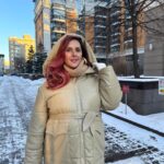 Mariya Shumakova Instagram - Ура! Встречаем Новую Луну!🪷 Самое время загадывать желания! Очень часто обращаются друзья, клиенты за помощью: давно что-то хочу, а не получается. В 99,9 процентов случаев желание сформировано некорректно, а потому и не спешит исполниться. 🌝 Мое любимое, это намерения про любовь: хочу нормального мужика! А вот что значит нормальный??? Ну оч расплывчато! Желание должно быть максимально конкретное. 🎯 А вот- хочу выйти замуж и построить счастливую здоровую семью с мужчиной здоровым во всех отношениях по взаимной любви. Вот здесь все конкретно)) Всякие там «встретить» тоже не работают. Ну встречу? И что дальше? Не факт, что будете вместе. И тут дело-то не в магическом, эзотерическом, а просто четкая команда для мозга!🧠 У себя в тг-канале кинула видео, где подробно, подробно рассказываю, как корректно загадывать желания, чтобы наверняка материализовалось. (Ссылку дам в сторис) ♥️ Будете желания загадывать? Часто ваши желания исполняются? ❄️