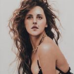 Mariya Shumakova Instagram - Все побежали и я побежал… Ну неоднозначное сходство на мой взгляд. А вам как портреты от нейросети? 🔮