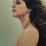 Mariya Shumakova Instagram - Все побежали и я побежал… Ну неоднозначное сходство на мой взгляд. А вам как портреты от нейросети? 🔮