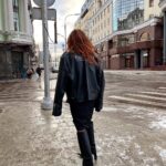 Mariya Shumakova Instagram - Семейная жизнь благоприятно влияет не только на душу, но и на гардеробчик… Отжала «позаимствовала» у Вячеслава куртку, вот думаю фамилию сменить Шумакова-БаленсиаХа. А шо?🧙🏻‍♀️