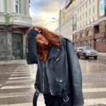 Mariya Shumakova Instagram - Семейная жизнь благоприятно влияет не только на душу, но и на гардеробчик… Отжала «позаимствовала» у Вячеслава куртку, вот думаю фамилию сменить Шумакова-БаленсиаХа. А шо?🧙🏻‍♀️