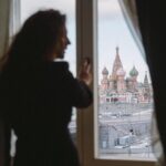 Mariya Shumakova Instagram - Люблю встречать Новый Год в отеле, с захватывающим видом из окна и грандиозными планами в сердце.🐎 Загадываешь желание в атмосфере заботы и роскоши, так сказать программируешь пространство на изобилие. Люблю @hotelbaltschug Сказочный, шикарный и одновременно уютный… С совершенно дивным видом на Храм Василия Блаженного, Москву- реку и даже колокольня Ивана Великого передаёт по утрам привет! Мне здесь плодотворно мечтается... И кстати, на рождественский ужин в сочельник тоже приятно заглянуть @hotelbaltschug . Елку уже нарядили)🧙🏻‍♀️ Hotel Baltschug Kempinski Moscow Отель «Балчуг Кемпински Москва»