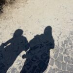 Mariya Shumakova Instagram - Если решитесь на самый романтичный Ханни-Мун, вперёд в Каппадокию!🌎 Ну во-первых, это красиво! Каждый день просыпаешься до рассвета, чтобы посмотреть на шары. Картинка абсолютно волшебная. Местные городки создают ощущение, что ты находишься вне реальности. Номера гостиниц в пещерах, супер аутентичные, с местными коврами, деревянными полами. Ночи холодные, доходит до минуса, а потому обниматься хочется крепче. А ещё святые места. Вот без шуток, ощущения сильнейшие. В Каппадокии было огромное сообщество монахов-христиан в 11 веке. Сохранились совершенно удивительные пещерные храмы, с потрясающей византийской росписью. Такой простой, не замысловатой, но попадающей в самое сердце. И конечно же, по следам Каллас. Пазолини снимал здесь свою «Медею» и повсюду фотографии Марии. Это восторг! А ещё люди большими компаниями, семьями приезжают в определённую точку смотреть закат. Там куча классных кафешек, с пледами и подушками, сидишь, болтаешь, любуешься. P.S.У меня сформировалось желание, когда-нибудь сделать такую женскую поездку. Места удивительно заряжают. С утра крутила воронки, мантры пела. Энергия прет. Почувствовала, что в этом месте классно работать с намерением. Cappadocia / Kapadokya