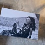 Mariya Shumakova Instagram - Если решитесь на самый романтичный Ханни-Мун, вперёд в Каппадокию!🌎 Ну во-первых, это красиво! Каждый день просыпаешься до рассвета, чтобы посмотреть на шары. Картинка абсолютно волшебная. Местные городки создают ощущение, что ты находишься вне реальности. Номера гостиниц в пещерах, супер аутентичные, с местными коврами, деревянными полами. Ночи холодные, доходит до минуса, а потому обниматься хочется крепче. А ещё святые места. Вот без шуток, ощущения сильнейшие. В Каппадокии было огромное сообщество монахов-христиан в 11 веке. Сохранились совершенно удивительные пещерные храмы, с потрясающей византийской росписью. Такой простой, не замысловатой, но попадающей в самое сердце. И конечно же, по следам Каллас. Пазолини снимал здесь свою «Медею» и повсюду фотографии Марии. Это восторг! А ещё люди большими компаниями, семьями приезжают в определённую точку смотреть закат. Там куча классных кафешек, с пледами и подушками, сидишь, болтаешь, любуешься. P.S.У меня сформировалось желание, когда-нибудь сделать такую женскую поездку. Места удивительно заряжают. С утра крутила воронки, мантры пела. Энергия прет. Почувствовала, что в этом месте классно работать с намерением. Cappadocia / Kapadokya