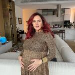 Mariya Shumakova Instagram - А мы как-то очень стремительно влетели в 2024 год!🎄Не могу сказать, что устала отдыхать: с 1 января ученицы 3 потока ТАРО старательно присылают домашку, по традиции снимаем рилсы (завтра выйдет про мои любимые святочные гадания🧙🏻), пишем ТАРО-бот (надеюсь скоро выпустим), отсмотрели премьеру сериала с моим участием «Недетское кино» и конечно не забываю про сценарное дело. Так что ленивые каникулы прошли мимо!😜 А как вы? Устали отдыхать?🎄 Москва • Moscow