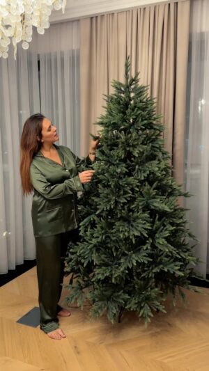 Mariya Shumakova Instagram - К Новому году отношусь более, чем спокойно. Уж больно много суматохи и суеты вокруг. Но рецепт счастливого праздника точно для себя поймала: расслабиться и никаких ожиданий.

Порезала в удовольствие крабовое Оливье за просмотром «Анжелики король», достала любимые новогодние тарелки и мечтала в кровати до прихода гостей.
С итогами тоже все просто, я их «рассматриваю» в сентябре.

Так что тепло, душевно встретили год! 

А как вы отметили?🎅🏼