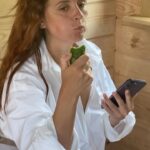Mariya Shumakova Instagram - Прощай отпускные деньки, мамины пироги и легкость бытия очень даже выносимая!🥧 Полным ходом начались съемки новых фильмов и сериалов, но главное… мы запускам 2 поток моего авторского курса «Основы Таро»🔮! Кто хочет в закрытый тг-канал со всеми подробностями пишите в директ «хочувчат»! А в главной роли несравненная Маман @o.y.shumakova ❤️ Сии ю Сун!