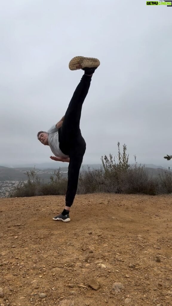 Mark Dacascos Instagram - Aloha! Hope you’re well. Training the basics, working on technique, in nature, makes me happy. 🙏🏽❤️🤙🏽 #breathe #grateful #presence @mestre_amen_santo_ @bbcc.capoeirabatuque