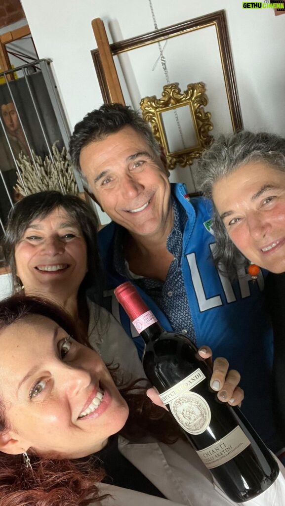 Mark DeCarlo Instagram - While in Tuscany… make sure to Sip & Paint with Marzia and Paola @ricercarestauroarezzo - you’ll sit amongst priceless works of art, learn how to paint a fresco or a gold leaf frame, maybe sip some amazing wine of the Arezzo region. Don’t forget to take a peek at the ancient well ! #magical #restorations #artintuscany #artclasstuscany #acrosstuscany Arezzo City