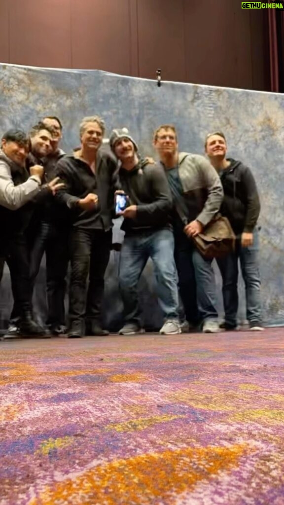 Mark Ruffalo Instagram - Last weekend was fun! Thank you to everyone involved at @emeraldcitycomiccon for having me. It was good getting to meet you all, share good words, and celebrate all things #Marvel. 👊🏼💚💥