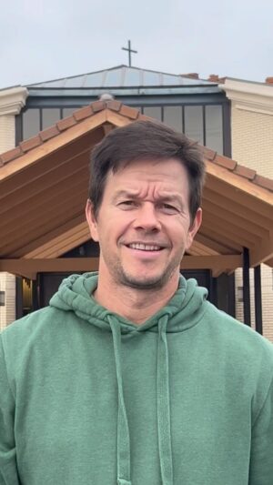 Mark Wahlberg Instagram - HAPPY SUNDAY🙏STAY PRAYED UP🙏 @hallowapp 🙏❤️🙏 #HallowPartner
