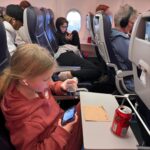 Marko Lehtosalo Instagram - Framme i Kap Verde. Flygresan gick smidigt men längtan att komma fram var stor. I kön i passkontrollen vid ankomst uppstod panik då en spindel upptäcktes i taket i lilla ankomsthallen, snabbt googlade och lugnet kunde infinna sig då det inte finns några giftiga spindlar på Kap Verde. Eller lugn å lugn. Överhörde min yngsta uttrycka vilda fantasier om att spindeln skulle hoppa ner från taket och attackera mot fejs. Ikväll nyårsmiddag och sen fyller pappa Marko 49 år imorgon. Glöm inte. Viktigaste dagen på året. Just nu 30 grader och blå himmel. Förlåt ☀️😆 @tuisverige Riu Palace Boa Vista