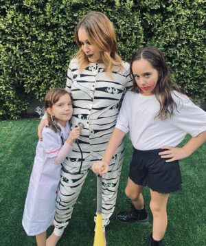 Marla Sokoloff Instagram - A nurse, a mummy, a skeleton, and a nine-year-old who changed her costume five minutes before we left so no clue what’s happening. 🤷🏻‍♀️👻💀🎃⚰️ Happy Halloween!!
📸: best neighbor @nataliemakenna