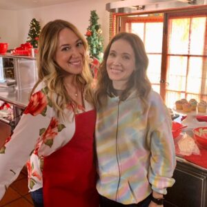 Marla Sokoloff Instagram - I had the extreme pleasure of directing this incredible bunch for Blending Christmas. I have a feeling you are really going to love this one! 🎄Tune in on 12/12 for Blending Christmas on @lifetimetv 🎄#itsawonderfullifetime @lifetimetvpr 
.
.
#christmasmovies #christmas #haylieduff #bradybunch