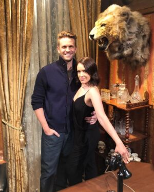 Marla Sokoloff Instagram - When your work wife poses with you like she’s your biggest/most awkward fan. 🙋🏻‍♀️
*also proof that @johnbrotherton is the best. 
.
.
.
.
#fullerhouse #throwbackthursday #tbt #fullhouse #netflix #mattandgia #theharmons #johnbrotherton #landrybender #giamahan