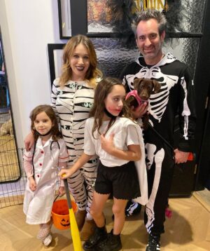 Marla Sokoloff Instagram - A nurse, a mummy, a skeleton, and a nine-year-old who changed her costume five minutes before we left so no clue what’s happening. 🤷🏻‍♀️👻💀🎃⚰️ Happy Halloween!!
📸: best neighbor @nataliemakenna
