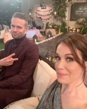 Marla Sokoloff Instagram - When your work wife poses with you like she’s your biggest/most awkward fan. 🙋🏻‍♀️
*also proof that @johnbrotherton is the best. 
.
.
.
.
#fullerhouse #throwbackthursday #tbt #fullhouse #netflix #mattandgia #theharmons #johnbrotherton #landrybender #giamahan