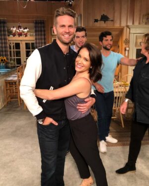 Marla Sokoloff Instagram - When your work wife poses with you like she’s your biggest/most awkward fan. 🙋🏻‍♀️
*also proof that @johnbrotherton is the best. 
.
.
.
.
#fullerhouse #throwbackthursday #tbt #fullhouse #netflix #mattandgia #theharmons #johnbrotherton #landrybender #giamahan