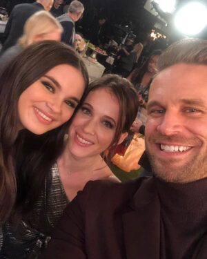 Marla Sokoloff Instagram - When your work wife poses with you like she’s your biggest/most awkward fan. 🙋🏻‍♀️
*also proof that @johnbrotherton is the best. 
.
.
.
.
#fullerhouse #throwbackthursday #tbt #fullhouse #netflix #mattandgia #theharmons #johnbrotherton #landrybender #giamahan