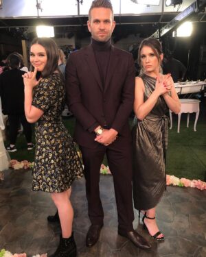 Marla Sokoloff Instagram - When your work wife poses with you like she’s your biggest/most awkward fan. 🙋🏻‍♀️
*also proof that @johnbrotherton is the best. 
.
.
.
.
#fullerhouse #throwbackthursday #tbt #fullhouse #netflix #mattandgia #theharmons #johnbrotherton #landrybender #giamahan
