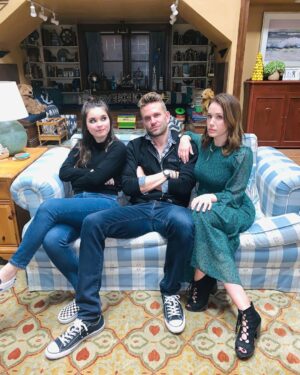Marla Sokoloff Instagram - When your work wife poses with you like she’s your biggest/most awkward fan. 🙋🏻‍♀️
*also proof that @johnbrotherton is the best. 
.
.
.
.
#fullerhouse #throwbackthursday #tbt #fullhouse #netflix #mattandgia #theharmons #johnbrotherton #landrybender #giamahan