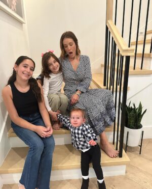 Marla Sokoloff Instagram - This is a story about a mom who only wanted one picture with her daughters. 

*spoiler alert: the little one refuses to be in photos with us. 
#happythanksgivng #thanksgiving #momsanddaughters #girlmom #sisters