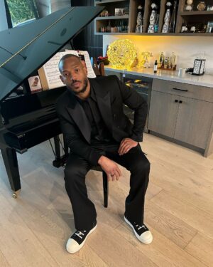 Marlon Wayans Instagram - Piano man 🎹 

Portland 12/14-12/17 at the @heliumcomedypdx get tix

ATLANTA NEW YEARS EVE @ at @cocacolaroxy 

Dress up but dress down suits and sneakers