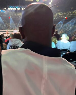 Marlon Wayans Instagram - Yoooo I’m at the fight. I’m sitting right behind Evander Holyfield… i must say Mike Tyson FUCKED THIS NIGGA EAR UP!!! 😂😂😂
My lil brother @craigwayans begged me not to post this until after we left in. Case @evanderholyfield saw this… 😂