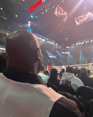 Marlon Wayans Instagram - Yoooo I’m at the fight. I’m sitting right behind Evander Holyfield… i must say Mike Tyson FUCKED THIS NIGGA EAR UP!!! 😂😂😂
My lil brother @craigwayans begged me not to post this until after we left in. Case @evanderholyfield saw this… 😂