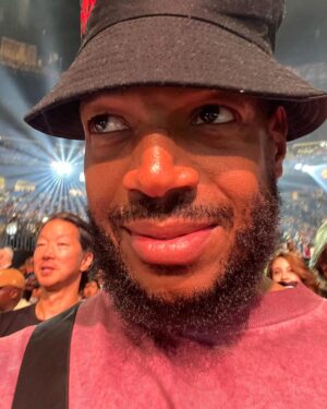 Marlon Wayans Instagram - Yoooo I’m at the fight. I’m sitting right behind Evander Holyfield… i must say Mike Tyson FUCKED THIS NIGGA EAR UP!!! 😂😂😂
My lil brother @craigwayans begged me not to post this until after we left in. Case @evanderholyfield saw this… 😂
