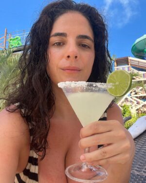 Martha Nowill Instagram - eu amo férias, embora esteja há 17 minutos tentando dar um gole nesta margarita (eu achava que era marguerita, igual a pizza), mas a cada 90 segundos um menino me pede alguma coisa ou faz um cocô. (obg @luizfcbraga por me trazer num dos lugares que eu mais temia, o famigerado Beach Park, recomendo mto, trago dicas, procurem-me , patrocinem-me @beachpark )
