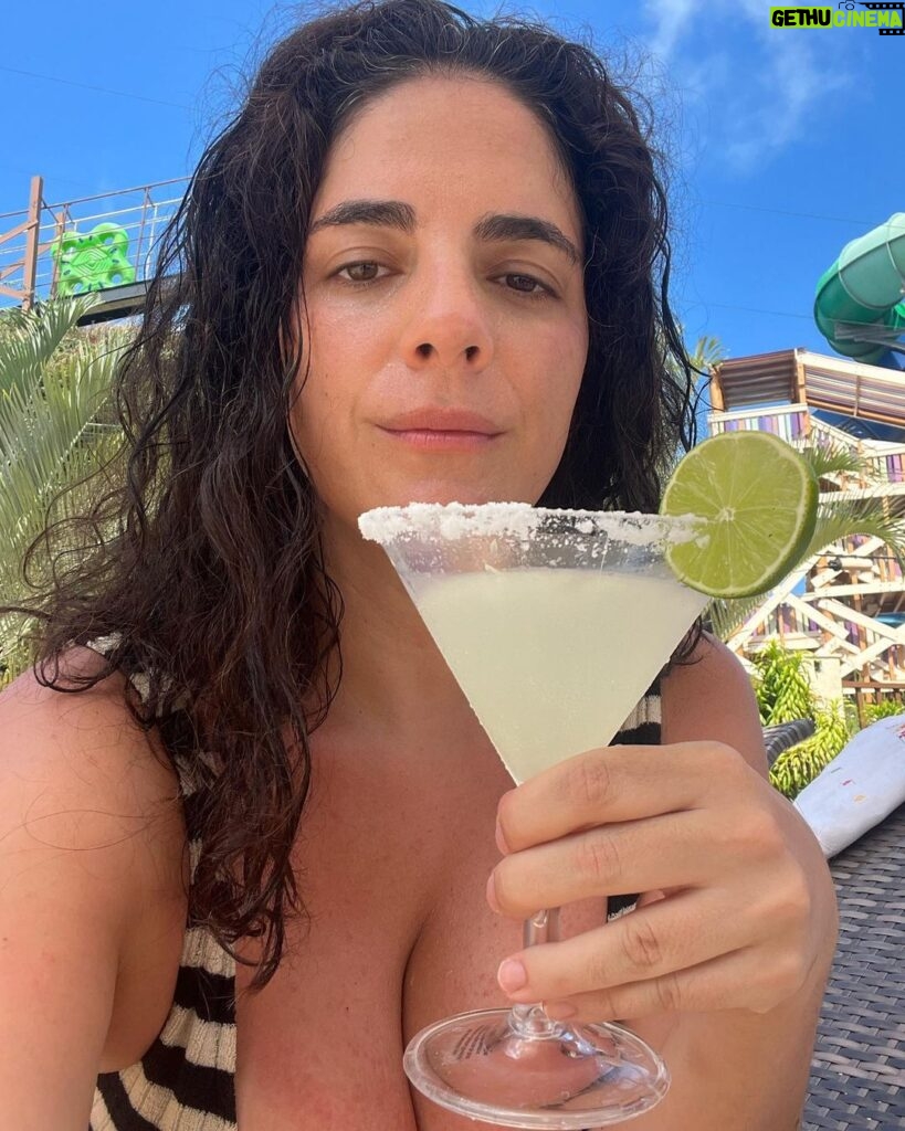 Martha Nowill Instagram - eu amo férias, embora esteja há 17 minutos tentando dar um gole nesta margarita (eu achava que era marguerita, igual a pizza), mas a cada 90 segundos um menino me pede alguma coisa ou faz um cocô. (obg @luizfcbraga por me trazer num dos lugares que eu mais temia, o famigerado Beach Park, recomendo mto, trago dicas, procurem-me , patrocinem-me @beachpark ) Beach Park Acqua Resort