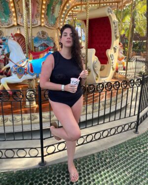 Martha Nowill Instagram - um dia, qdo vcs crescerem, estiverem letrados e tiverem autorização para fuçar no instagram (se essa rede ainda existir), vcs vão descobrir que eu esperei vcs dormirem para rachar meio litro de milkshake de morango com o pai de vcs. eu sei, muita sacanagem.