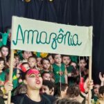 Martha Nowill Instagram - Eu já vi Pina Bausch, Zé Celso, Peter Brook. Já fui às operas mais lindas, assisti Ésquilo numa arena grega, vi Brecth no Berliner Ensemble e Antunes no sesc. Já vi Tom Zé, Fernanda Montenegro, Paulo Autran, Caetano e Gil. Eu tive e tenho a sorte de assistir tantos artistas maravilhosos em ação. Mas posso dizer com toda vdd, que assistir a primeira apresentação de fim de ano da creche dos meus filhos, foi das coisas mais lindas que vi na vida. Claro, são seus filhos, vc pode argumentar. Mas não foi só isso. Foi tudo, foi sentir a dedicação das professoras e coordenadoras, dentro e fora da cena, me emocionei com a atuação delas. Foi a escolha do tema, das músicas. Foi a Floresta. Foi a alegria de saber que meus filhos puderam ter contato com o senso de coletividade e comprometimento que o teatro sabe ensinar de forma lúdica e profunda. E claro, foi ver meu menino Borboleta e meu menino Árvore tão lindos em cena.