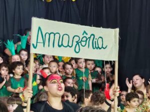 Martha Nowill Instagram - Eu já vi Pina Bausch, Zé Celso, Peter Brook. Já fui às operas mais lindas, assisti Ésquilo numa arena grega, vi Brecth no Berliner Ensemble e Antunes no sesc. Já vi Tom Zé, Fernanda Montenegro, Paulo Autran, Caetano e Gil. Eu tive e tenho a sorte de assistir tantos artistas maravilhosos em ação. Mas posso dizer com toda vdd, que assistir a primeira apresentação de fim de ano da creche dos meus filhos, foi das coisas mais lindas que vi na vida. Claro, são seus filhos, vc pode argumentar. Mas não foi só isso. Foi tudo, foi sentir a dedicação das professoras e coordenadoras, dentro e fora da cena, me emocionei com a atuação delas. Foi a escolha do tema, das músicas. Foi a Floresta. Foi a alegria de saber que meus filhos puderam ter contato com o senso de coletividade e comprometimento que o teatro sabe ensinar de forma lúdica e profunda. E claro, foi ver meu menino Borboleta e meu menino Árvore tão lindos em cena.