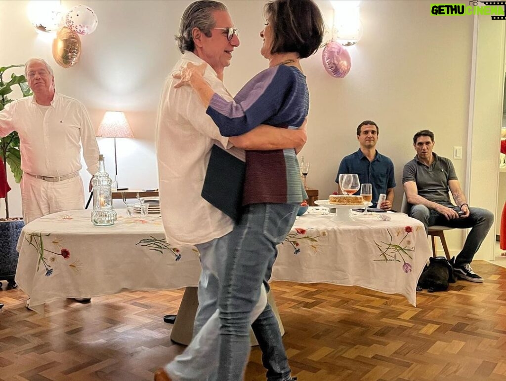 Martha Nowill Instagram - Ontem foi aniversário da minha mãe e teve dupla comemoração pq ela não sabia que ia ganhar uma festa uma surpresa. A gente enganou ela direitinho neh? @ivo2749 @inespisanifranceschini @marinanowill ♥