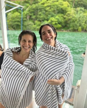 Martha Nowill Instagram - Pausa na Flip p/ um mergulho nas águas verdes de Paraty e um passeinho lindo no @sempressaparaty , c/ almoço luxuoso feito pela minha irmã @giselaschborges (@gastromar )

Obrigada Gi 
Odoyá Iemanjá 💙