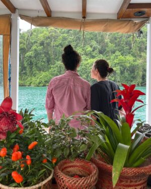 Martha Nowill Instagram - Pausa na Flip p/ um mergulho nas águas verdes de Paraty e um passeinho lindo no @sempressaparaty , c/ almoço luxuoso feito pela minha irmã @giselaschborges (@gastromar )

Obrigada Gi 
Odoyá Iemanjá 💙