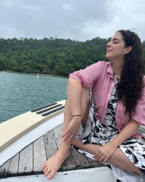 Martha Nowill Instagram - Pausa na Flip p/ um mergulho nas águas verdes de Paraty e um passeinho lindo no @sempressaparaty , c/ almoço luxuoso feito pela minha irmã @giselaschborges (@gastromar )

Obrigada Gi 
Odoyá Iemanjá 💙
