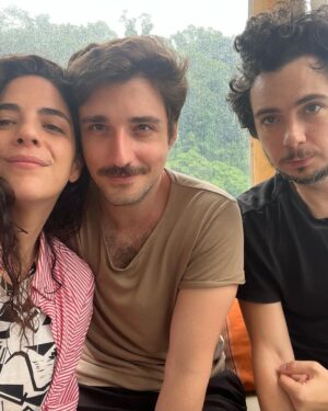 Martha Nowill Instagram - Pausa na Flip p/ um mergulho nas águas verdes de Paraty e um passeinho lindo no @sempressaparaty , c/ almoço luxuoso feito pela minha irmã @giselaschborges (@gastromar )

Obrigada Gi 
Odoyá Iemanjá 💙