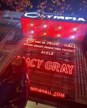 Martha Nowill Instagram - Era pra eu estar em casa
comendo pizza e cheirando o cangote dos meus filhos, mas eu estou em Paris, apaixonada pela Macy Gray. São aquelas malas que vão para  Belém. Depois de nove horas de aeroporto, nosso voo foi cancelado por um problema no freio, sim, segurança em primeiro lugar, tks god, mas o chá de cadeira e a frieza dos atendentes foi deixando o dia difícil. Mais de 320 pessoas, umas com problemas de trabalho, saúde, indo, voltando, todo mundo agoniado e a aeromoça tentando fazer umas piadinhas, ao invés de pedir desculpa e ajudar cada um. Enfim, a vida louca e gentil, ( que me deixou de coraçao apertado de sdd e preocupada com os que ficaram mais um dia não previsto cuidando dos nossos papudos em Sp) essa vida  tb me levou ao show da Macy Gray no Olympia, palco icônico da capital francesa, por onde já passaram Edith Piaf, Sinatra, Beatles, Elis Regina, Rolling Stones e gde elenco. Lugar com o tamanho perfeito, onde vc consegue ver o artista, ao invés de assistir o show no telão como tem sido quase sempre.  Merci Vida LoKa, amanhã vc me leva pra casa sã e salvinha.
