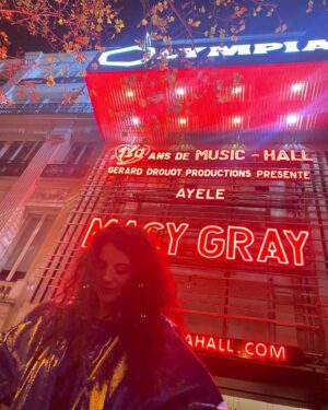 Martha Nowill Instagram - Era pra eu estar em casa
comendo pizza e cheirando o cangote dos meus filhos, mas eu estou em Paris, apaixonada pela Macy Gray. São aquelas malas que vão para  Belém. Depois de nove horas de aeroporto, nosso voo foi cancelado por um problema no freio, sim, segurança em primeiro lugar, tks god, mas o chá de cadeira e a frieza dos atendentes foi deixando o dia difícil. Mais de 320 pessoas, umas com problemas de trabalho, saúde, indo, voltando, todo mundo agoniado e a aeromoça tentando fazer umas piadinhas, ao invés de pedir desculpa e ajudar cada um. Enfim, a vida louca e gentil, ( que me deixou de coraçao apertado de sdd e preocupada com os que ficaram mais um dia não previsto cuidando dos nossos papudos em Sp) essa vida  tb me levou ao show da Macy Gray no Olympia, palco icônico da capital francesa, por onde já passaram Edith Piaf, Sinatra, Beatles, Elis Regina, Rolling Stones e gde elenco. Lugar com o tamanho perfeito, onde vc consegue ver o artista, ao invés de assistir o show no telão como tem sido quase sempre.  Merci Vida LoKa, amanhã vc me leva pra casa sã e salvinha.