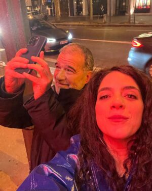 Martha Nowill Instagram - Era pra eu estar em casa
comendo pizza e cheirando o cangote dos meus filhos, mas eu estou em Paris, apaixonada pela Macy Gray. São aquelas malas que vão para  Belém. Depois de nove horas de aeroporto, nosso voo foi cancelado por um problema no freio, sim, segurança em primeiro lugar, tks god, mas o chá de cadeira e a frieza dos atendentes foi deixando o dia difícil. Mais de 320 pessoas, umas com problemas de trabalho, saúde, indo, voltando, todo mundo agoniado e a aeromoça tentando fazer umas piadinhas, ao invés de pedir desculpa e ajudar cada um. Enfim, a vida louca e gentil, ( que me deixou de coraçao apertado de sdd e preocupada com os que ficaram mais um dia não previsto cuidando dos nossos papudos em Sp) essa vida  tb me levou ao show da Macy Gray no Olympia, palco icônico da capital francesa, por onde já passaram Edith Piaf, Sinatra, Beatles, Elis Regina, Rolling Stones e gde elenco. Lugar com o tamanho perfeito, onde vc consegue ver o artista, ao invés de assistir o show no telão como tem sido quase sempre.  Merci Vida LoKa, amanhã vc me leva pra casa sã e salvinha.