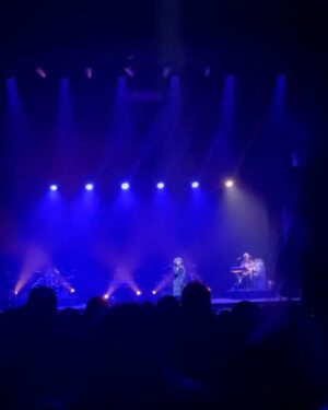 Martha Nowill Instagram - Era pra eu estar em casa
comendo pizza e cheirando o cangote dos meus filhos, mas eu estou em Paris, apaixonada pela Macy Gray. São aquelas malas que vão para  Belém. Depois de nove horas de aeroporto, nosso voo foi cancelado por um problema no freio, sim, segurança em primeiro lugar, tks god, mas o chá de cadeira e a frieza dos atendentes foi deixando o dia difícil. Mais de 320 pessoas, umas com problemas de trabalho, saúde, indo, voltando, todo mundo agoniado e a aeromoça tentando fazer umas piadinhas, ao invés de pedir desculpa e ajudar cada um. Enfim, a vida louca e gentil, ( que me deixou de coraçao apertado de sdd e preocupada com os que ficaram mais um dia não previsto cuidando dos nossos papudos em Sp) essa vida  tb me levou ao show da Macy Gray no Olympia, palco icônico da capital francesa, por onde já passaram Edith Piaf, Sinatra, Beatles, Elis Regina, Rolling Stones e gde elenco. Lugar com o tamanho perfeito, onde vc consegue ver o artista, ao invés de assistir o show no telão como tem sido quase sempre.  Merci Vida LoKa, amanhã vc me leva pra casa sã e salvinha.
